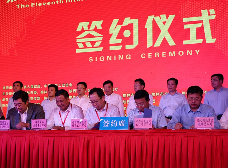 1475141074536807wCYX.jpg 2016.09.25 人民大廈宴會(huì)廳 集團(tuán)李大維副總同賀區(qū)長(zhǎng)簽約_副本_副本.jpg