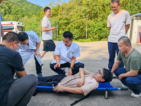 1755136378964352UEHP.jpg 秦楓礦業(yè)公司工會(huì)邀請(qǐng)駐地衛(wèi)生院開展急救技能培訓(xùn)4_副本.jpg