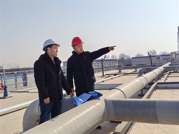 1767507734776026eXtu.jpg 【我的新年愿望】生態(tài)建設(shè)公司陶巍(右一).jpg